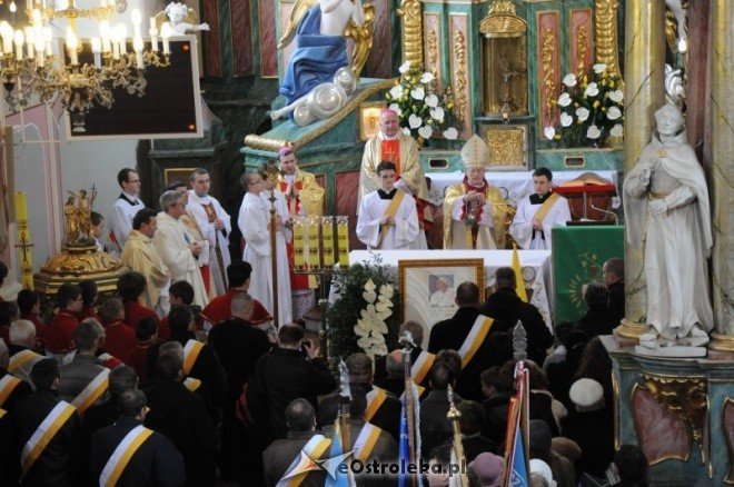 Przekazanie relikwii Papieża Jana Pawła II ostrołęckiemu sanktuarium - zdjęcie #8 - eOstroleka.pl