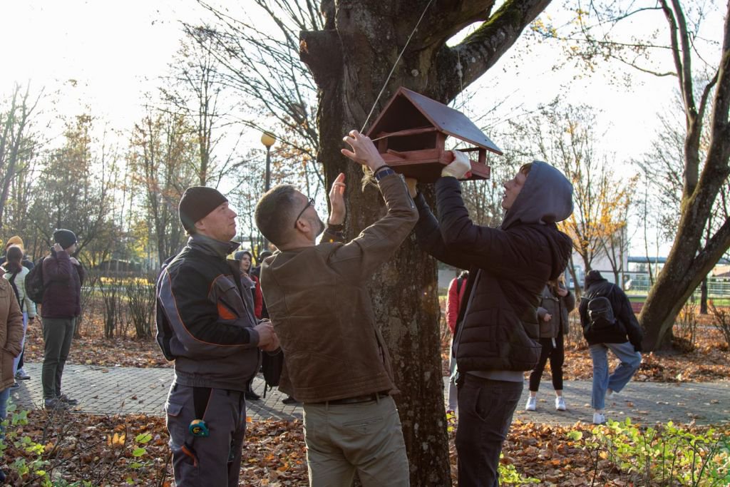 Młodzież ZSZ 3 włączyła się w akcję zimowego dokarmiania ptaków - zdjęcie #22 - eOstroleka.pl