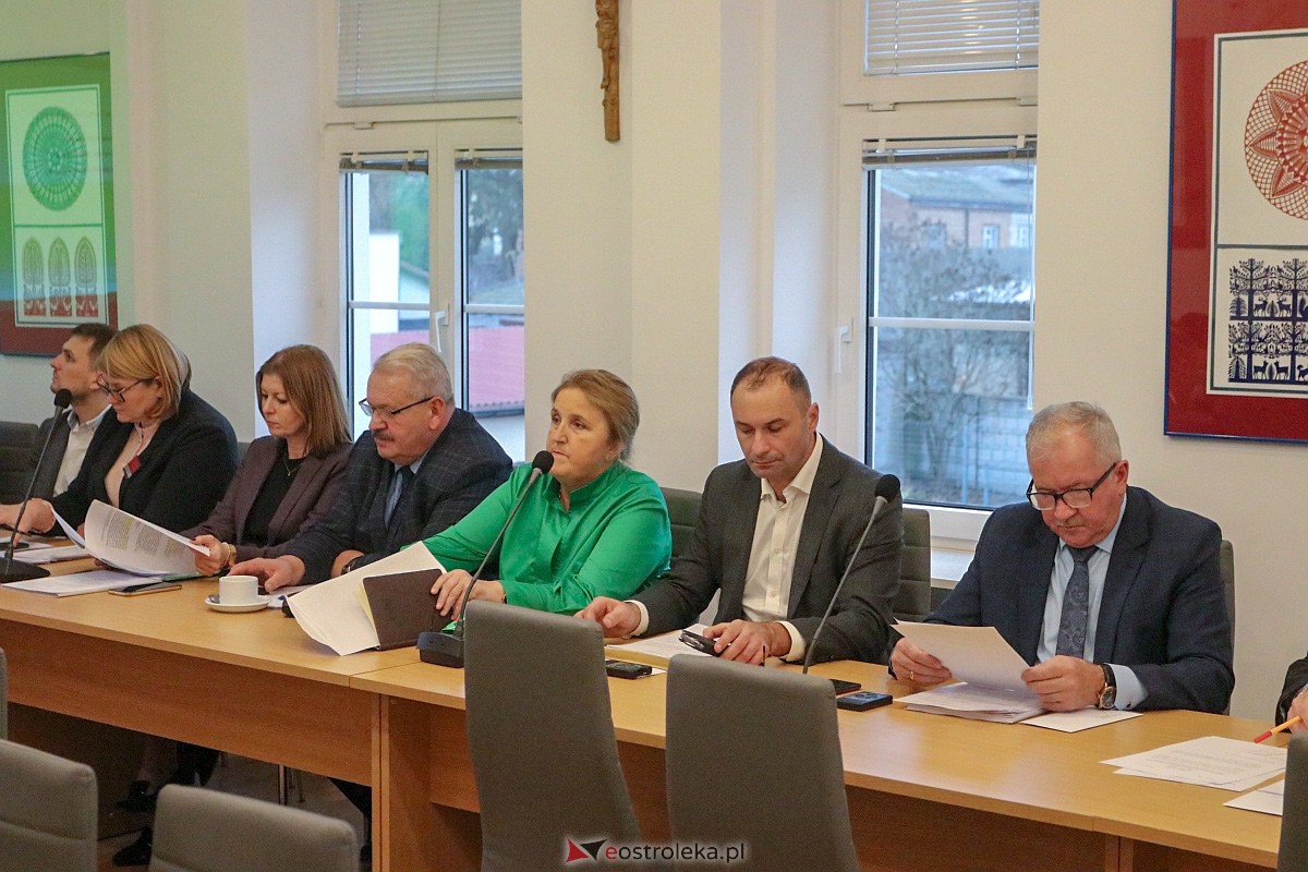 Sesja rady powiatu ostrołęckiego [28.11.2022] - zdjęcie #4 - eOstroleka.pl