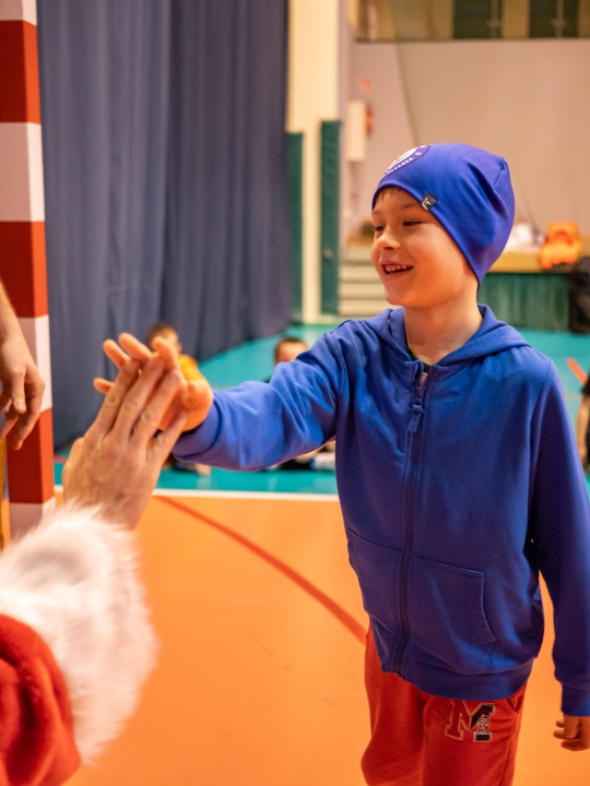 Święty Mikołaj odwiedził Akademię Młodego Piłkarza [9.12.2022] - zdjęcie #3 - eOstroleka.pl