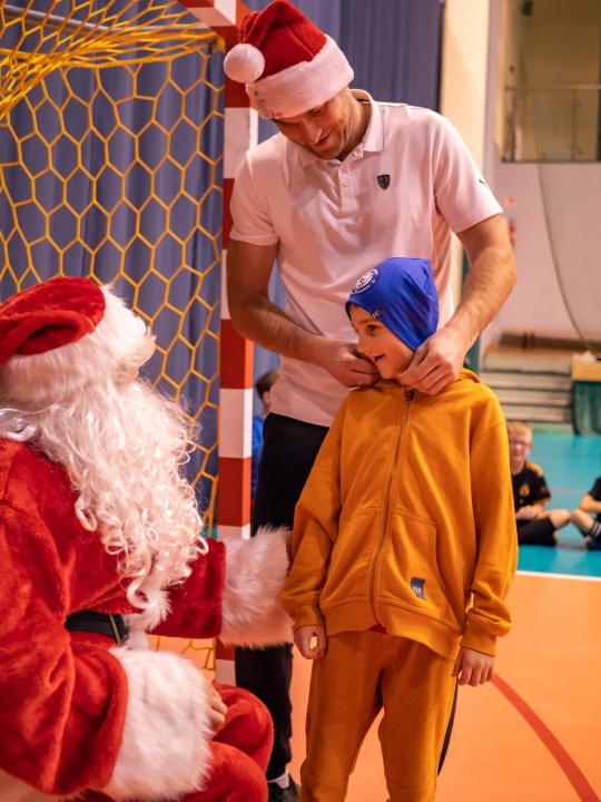 Święty Mikołaj odwiedził Akademię Młodego Piłkarza [9.12.2022] - zdjęcie #4 - eOstroleka.pl