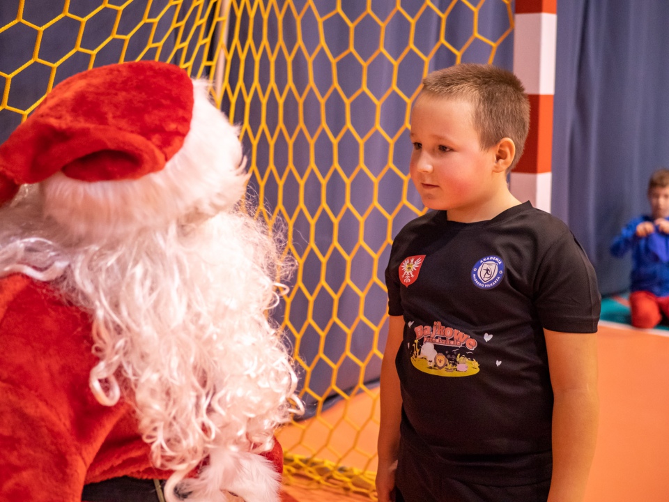 Święty Mikołaj odwiedził Akademię Młodego Piłkarza [9.12.2022] - zdjęcie #5 - eOstroleka.pl