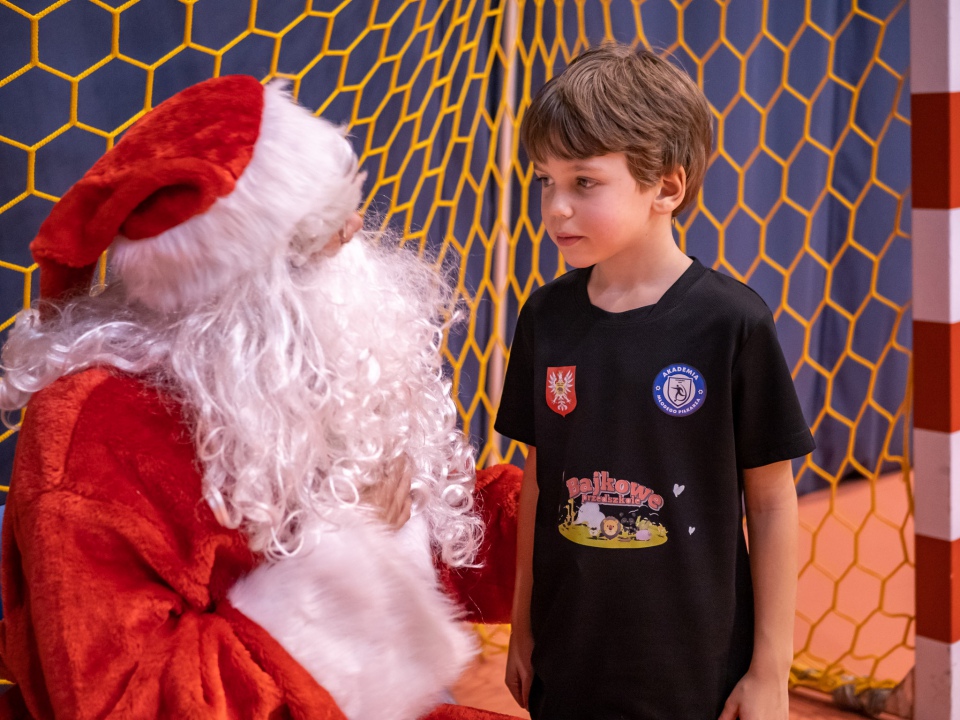 Święty Mikołaj odwiedził Akademię Młodego Piłkarza [9.12.2022] - zdjęcie #7 - eOstroleka.pl