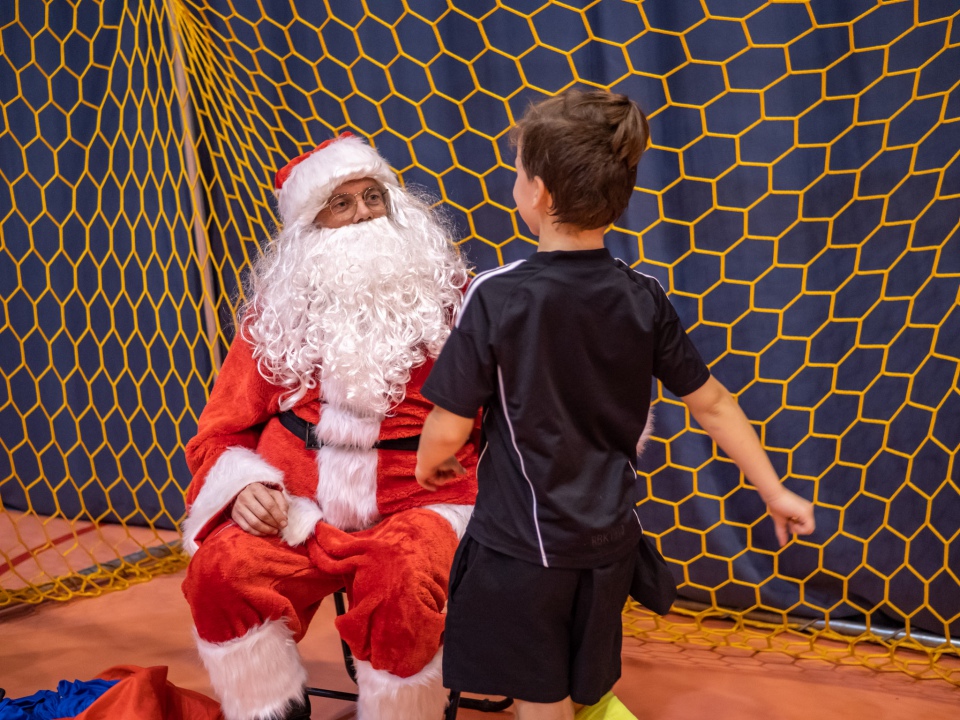 Święty Mikołaj odwiedził Akademię Młodego Piłkarza [9.12.2022] - zdjęcie #8 - eOstroleka.pl