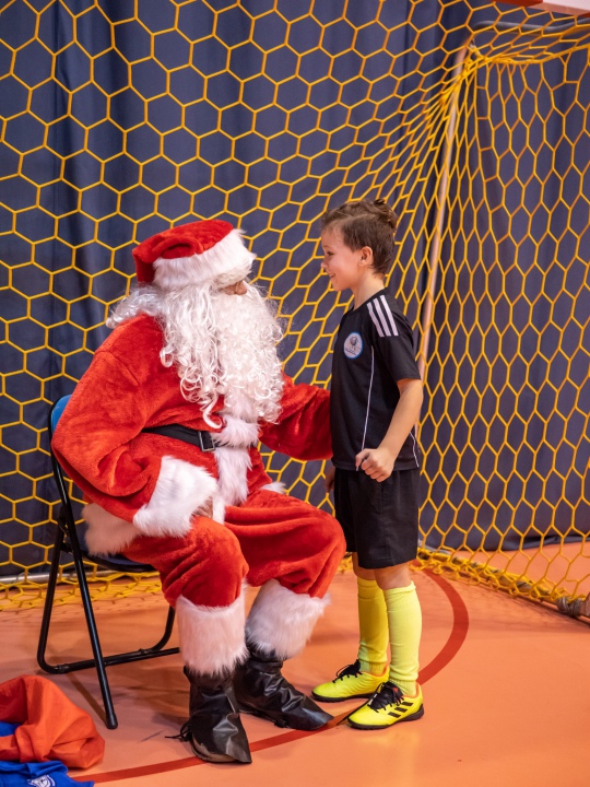 Święty Mikołaj odwiedził Akademię Młodego Piłkarza [9.12.2022] - zdjęcie #9 - eOstroleka.pl
