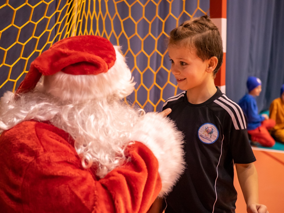 Święty Mikołaj odwiedził Akademię Młodego Piłkarza [9.12.2022] - zdjęcie #10 - eOstroleka.pl