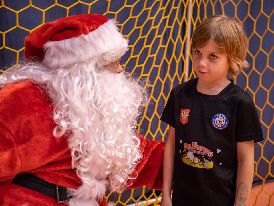 Święty Mikołaj odwiedził Akademię Młodego Piłkarza [9.12.2022] - zdjęcie #13 - eOstroleka.pl