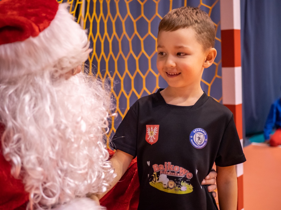 Święty Mikołaj odwiedził Akademię Młodego Piłkarza [9.12.2022] - zdjęcie #15 - eOstroleka.pl
