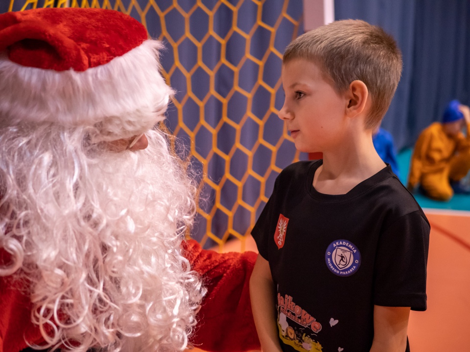 Święty Mikołaj odwiedził Akademię Młodego Piłkarza [9.12.2022] - zdjęcie #18 - eOstroleka.pl