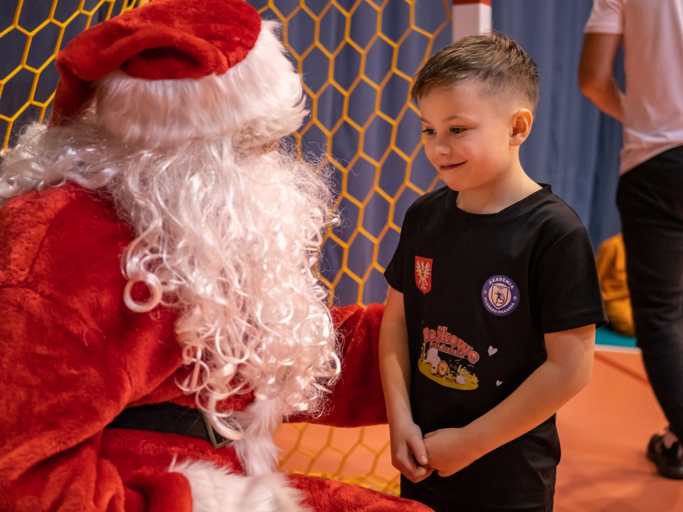 Święty Mikołaj odwiedził Akademię Młodego Piłkarza [9.12.2022] - zdjęcie #19 - eOstroleka.pl