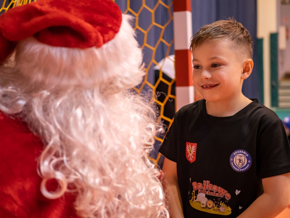 Święty Mikołaj odwiedził Akademię Młodego Piłkarza [9.12.2022] - zdjęcie #20 - eOstroleka.pl