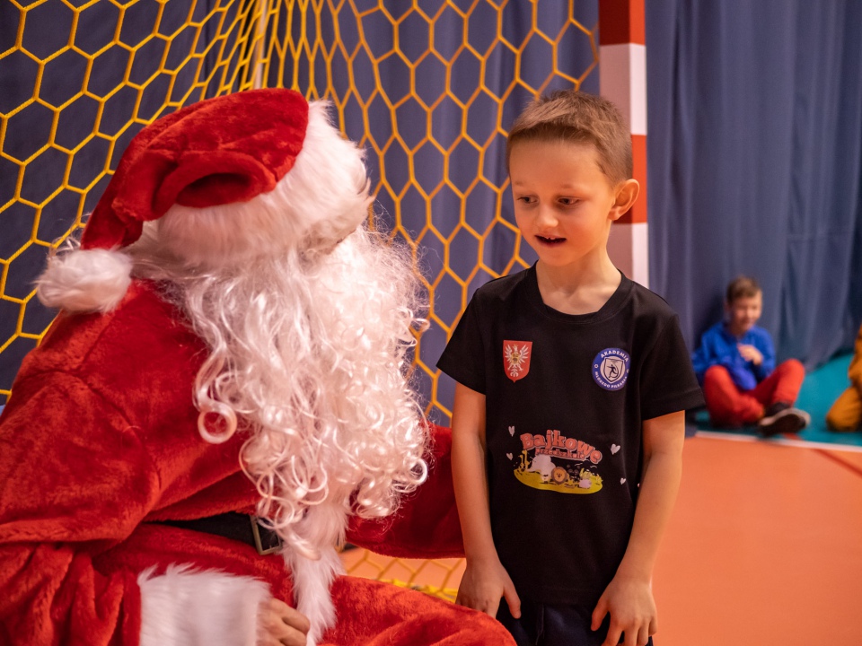 Święty Mikołaj odwiedził Akademię Młodego Piłkarza [9.12.2022] - zdjęcie #21 - eOstroleka.pl