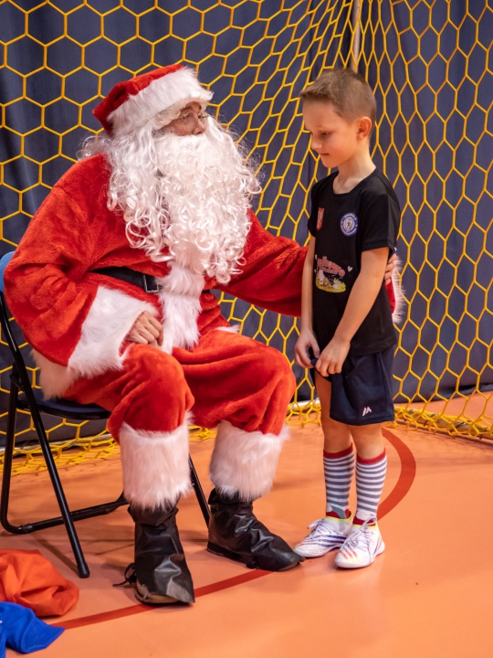 Święty Mikołaj odwiedził Akademię Młodego Piłkarza [9.12.2022] - zdjęcie #22 - eOstroleka.pl