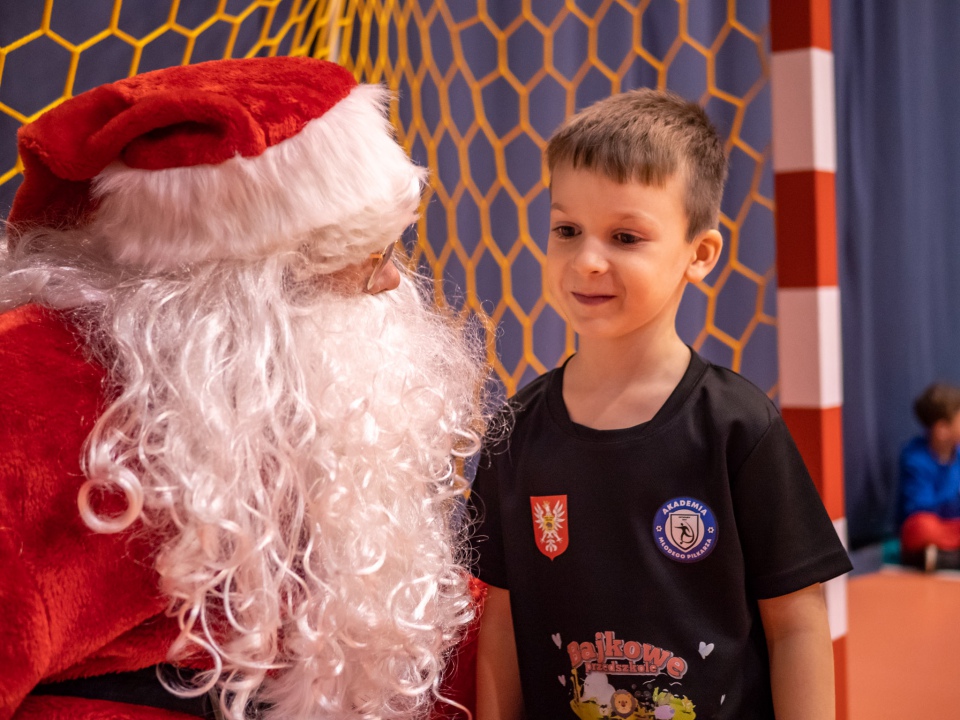 Święty Mikołaj odwiedził Akademię Młodego Piłkarza [9.12.2022] - zdjęcie #23 - eOstroleka.pl