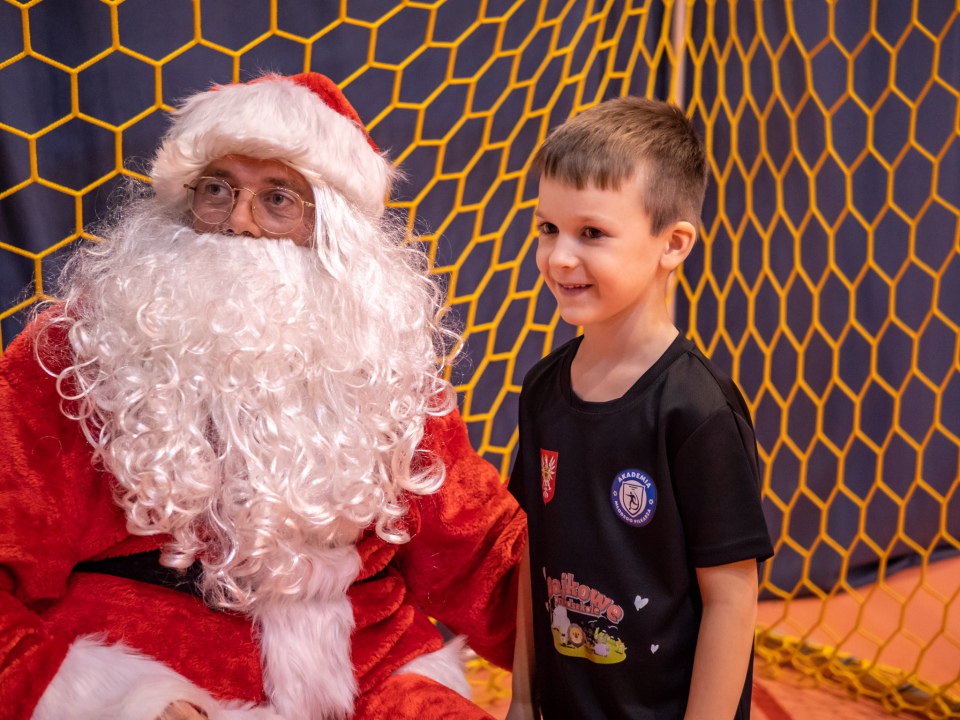 Święty Mikołaj odwiedził Akademię Młodego Piłkarza [9.12.2022] - zdjęcie #24 - eOstroleka.pl