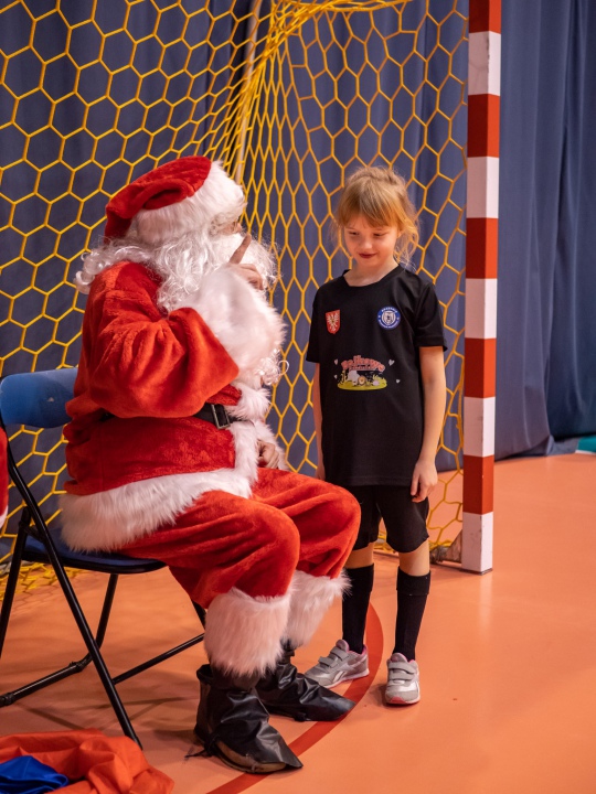 Święty Mikołaj odwiedził Akademię Młodego Piłkarza [9.12.2022] - zdjęcie #25 - eOstroleka.pl