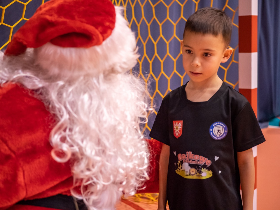 Święty Mikołaj odwiedził Akademię Młodego Piłkarza [9.12.2022] - zdjęcie #29 - eOstroleka.pl