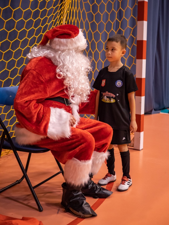 Święty Mikołaj odwiedził Akademię Młodego Piłkarza [9.12.2022] - zdjęcie #30 - eOstroleka.pl