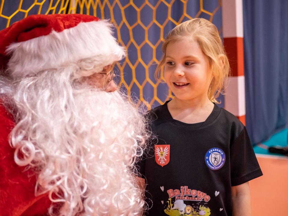 Święty Mikołaj odwiedził Akademię Młodego Piłkarza [9.12.2022] - zdjęcie #32 - eOstroleka.pl