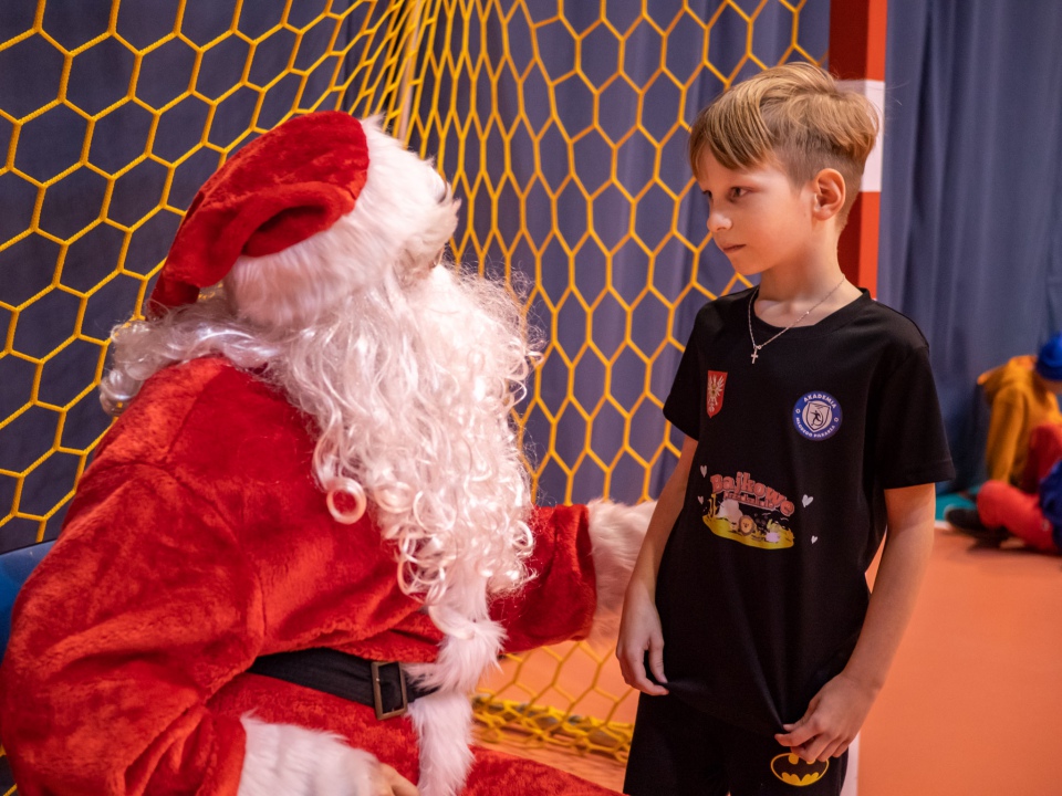 Święty Mikołaj odwiedził Akademię Młodego Piłkarza [9.12.2022] - zdjęcie #34 - eOstroleka.pl