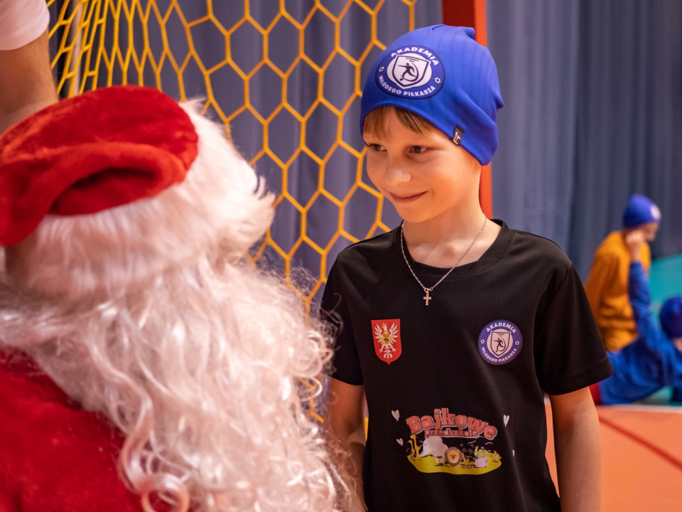 Święty Mikołaj odwiedził Akademię Młodego Piłkarza [9.12.2022] - zdjęcie #35 - eOstroleka.pl