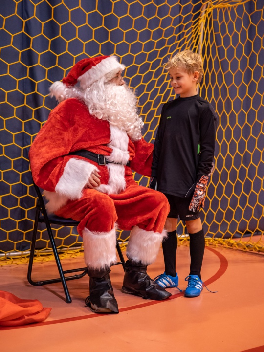 Święty Mikołaj odwiedził Akademię Młodego Piłkarza [9.12.2022] - zdjęcie #37 - eOstroleka.pl