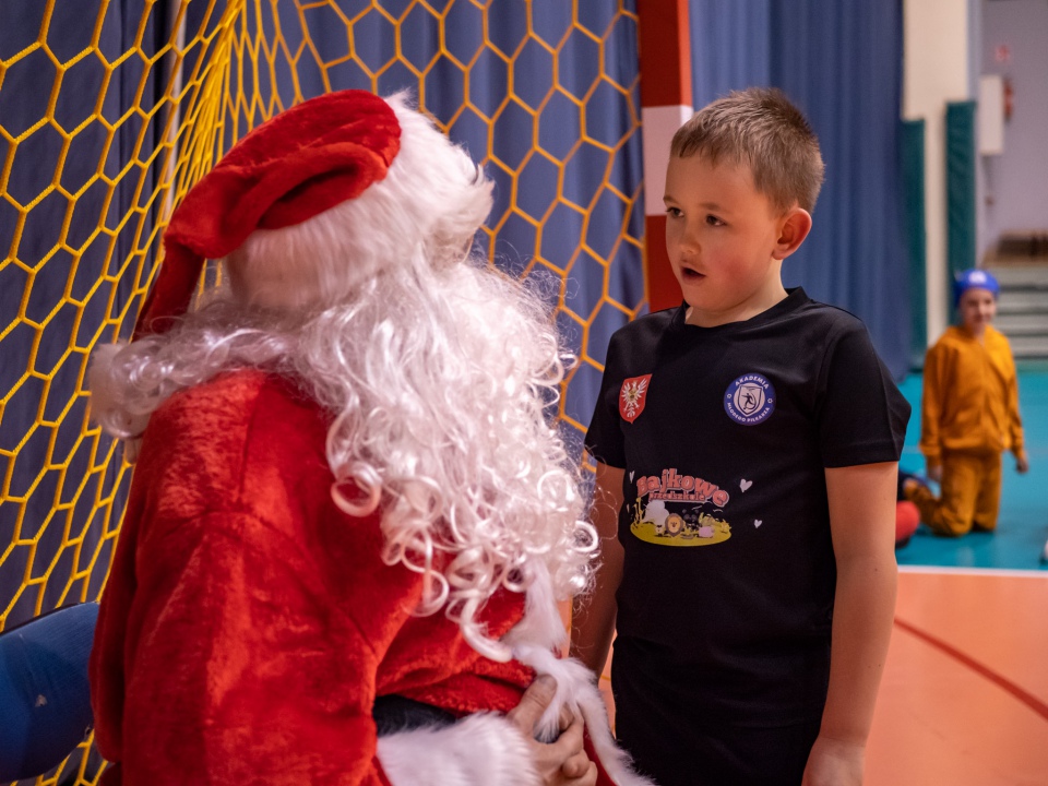 Święty Mikołaj odwiedził Akademię Młodego Piłkarza [9.12.2022] - zdjęcie #38 - eOstroleka.pl
