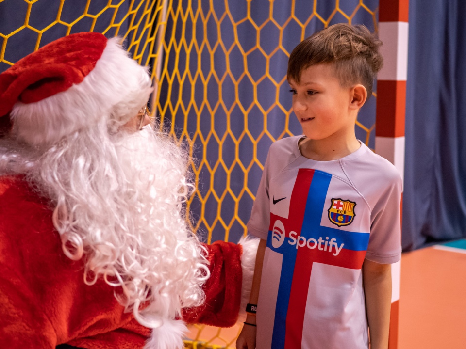 Święty Mikołaj odwiedził Akademię Młodego Piłkarza [9.12.2022] - zdjęcie #39 - eOstroleka.pl