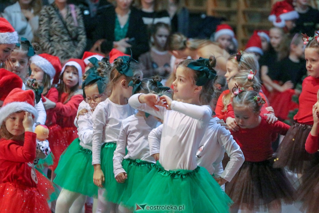 Świąteczna Gala Taneczna Bezwahania Dance Center Ostrołęka [17.12.2022] - zdjęcie #12 - eOstroleka.pl