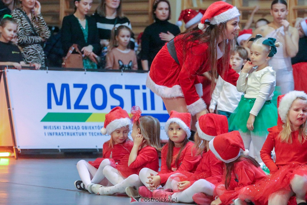 Świąteczna Gala Taneczna Bezwahania Dance Center Ostrołęka [17.12.2022] - zdjęcie #17 - eOstroleka.pl