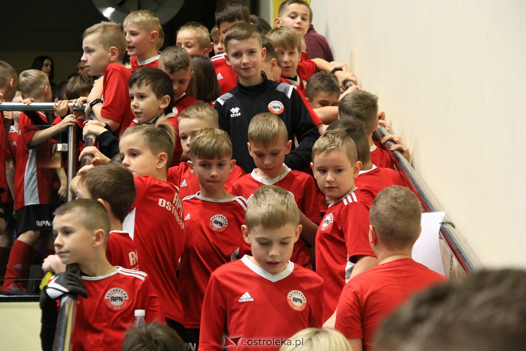 Świąteczna niespodzianka dla wychowanków Ostrołęckiej Akademii Piłki Nożnej [21.12.2022] - zdjęcie #10 - eOstroleka.pl