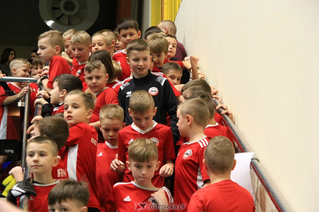Świąteczna niespodzianka dla wychowanków Ostrołęckiej Akademii Piłki Nożnej [21.12.2022] - zdjęcie #11 - eOstroleka.pl