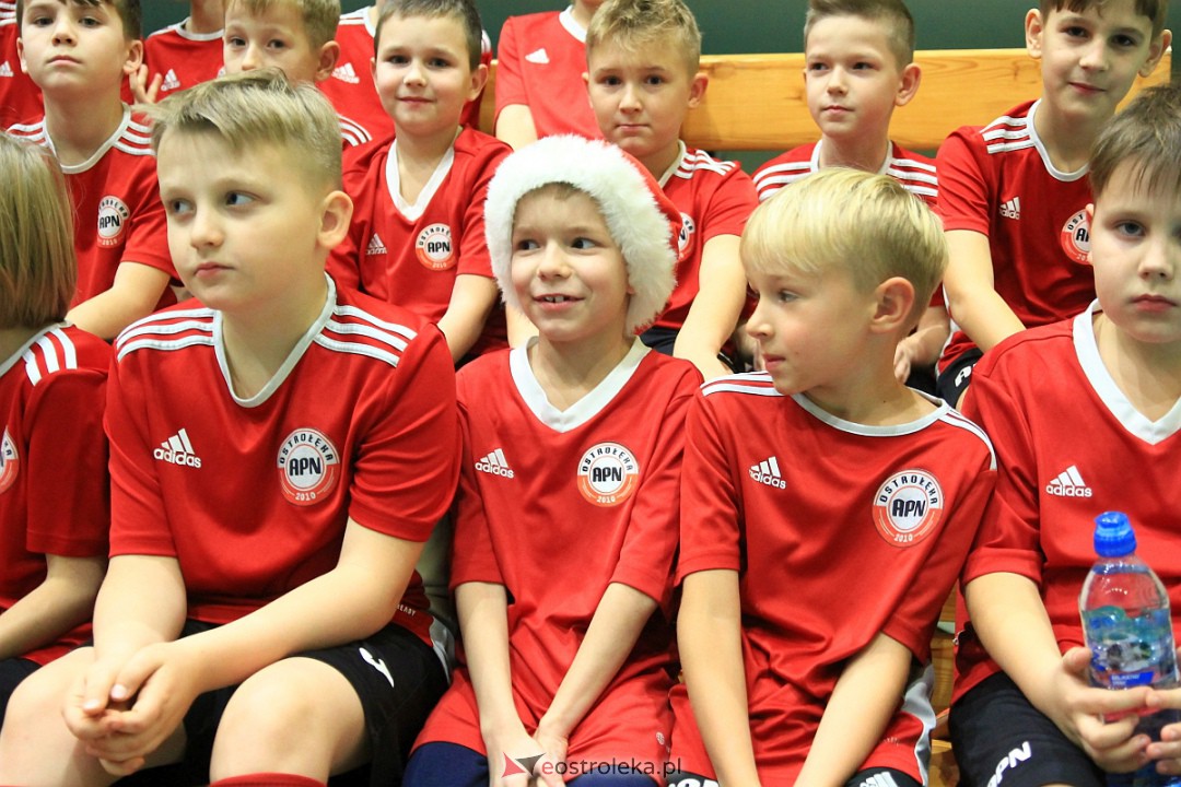 Świąteczna niespodzianka dla wychowanków Ostrołęckiej Akademii Piłki Nożnej [21.12.2022] - zdjęcie #14 - eOstroleka.pl