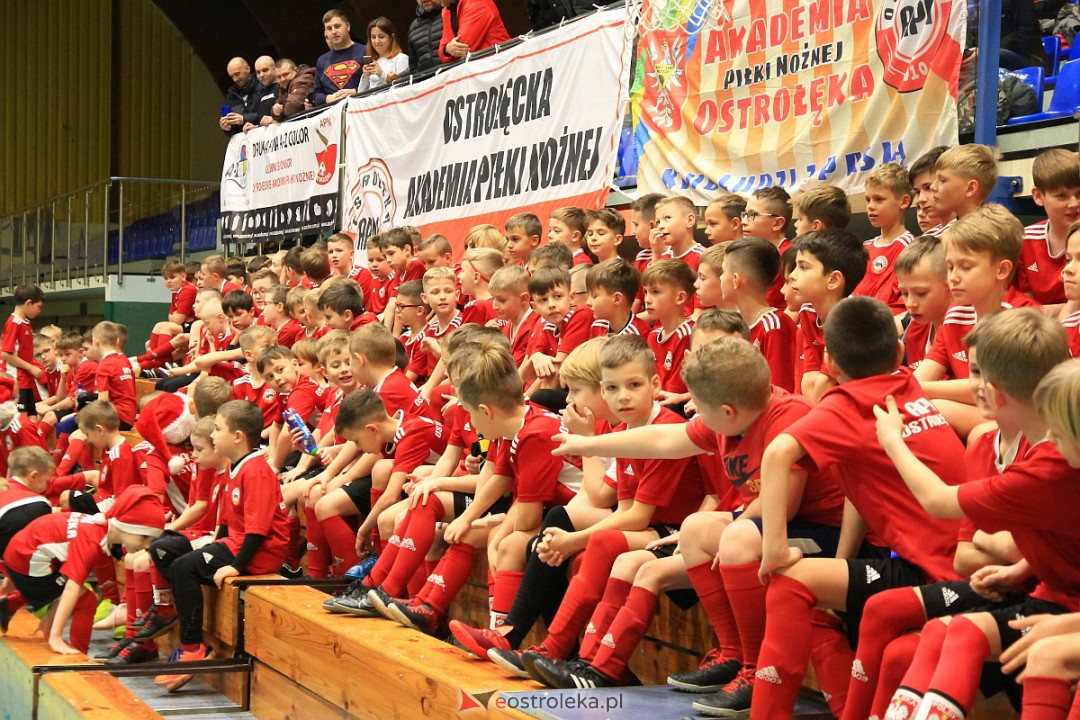 Świąteczna niespodzianka dla wychowanków Ostrołęckiej Akademii Piłki Nożnej [21.12.2022] - zdjęcie #16 - eOstroleka.pl