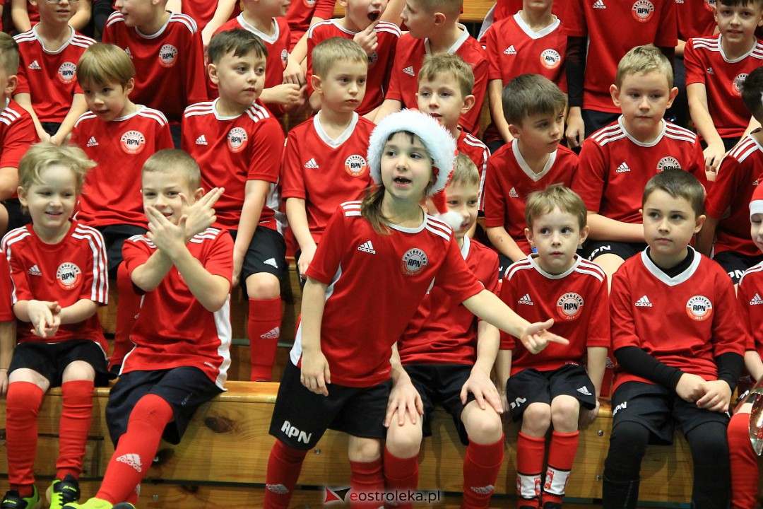 Świąteczna niespodzianka dla wychowanków Ostrołęckiej Akademii Piłki Nożnej [21.12.2022] - zdjęcie #22 - eOstroleka.pl