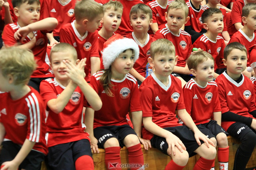 Świąteczna niespodzianka dla wychowanków Ostrołęckiej Akademii Piłki Nożnej [21.12.2022] - zdjęcie #23 - eOstroleka.pl