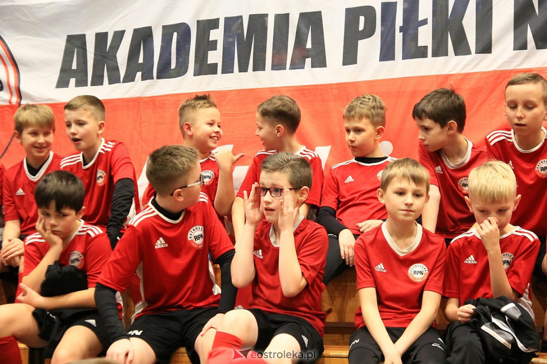 Świąteczna niespodzianka dla wychowanków Ostrołęckiej Akademii Piłki Nożnej [21.12.2022] - zdjęcie #27 - eOstroleka.pl