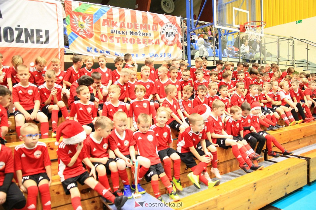 Świąteczna niespodzianka dla wychowanków Ostrołęckiej Akademii Piłki Nożnej [21.12.2022] - zdjęcie #30 - eOstroleka.pl