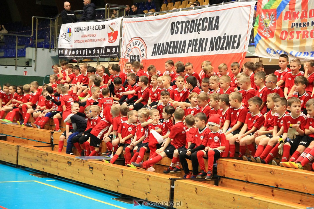 Świąteczna niespodzianka dla wychowanków Ostrołęckiej Akademii Piłki Nożnej [21.12.2022] - zdjęcie #35 - eOstroleka.pl