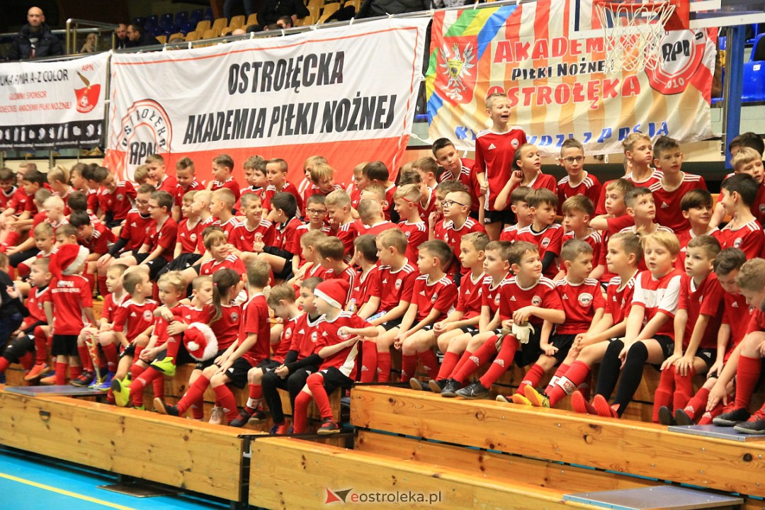 Świąteczna niespodzianka dla wychowanków Ostrołęckiej Akademii Piłki Nożnej [21.12.2022] - zdjęcie #38 - eOstroleka.pl