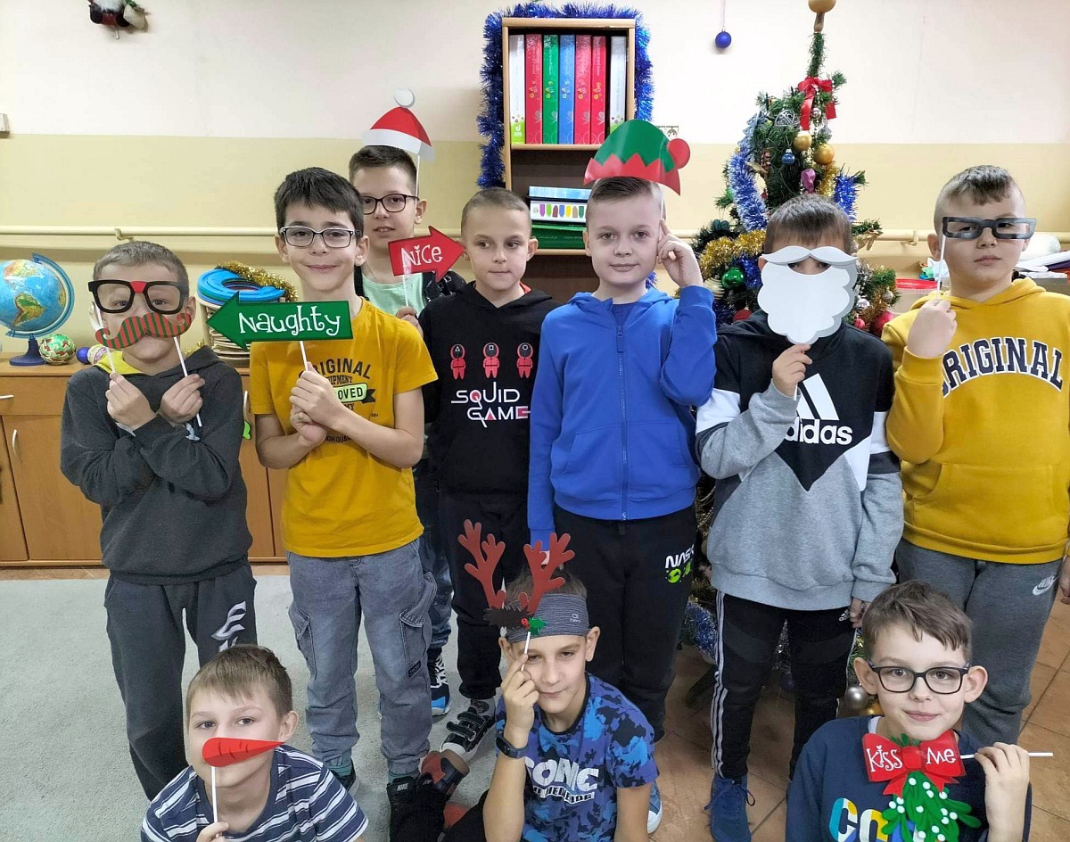 Świątecznie i na wesoło w Szkole Podstawowej nr 2 w Ostrołęce - zdjęcie #16 - eOstroleka.pl