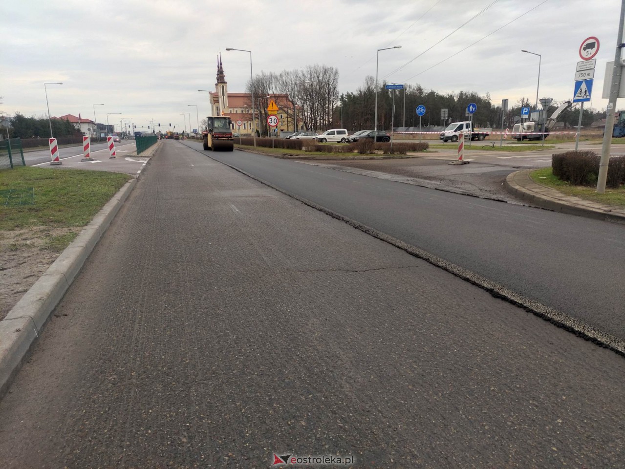 Utrudnienia na Bohaterów Warszawy. Drogowcy kładą asfalt na remontowanych odcinkach jezdni [02.01.2023] - zdjęcie #3 - eOstroleka.pl