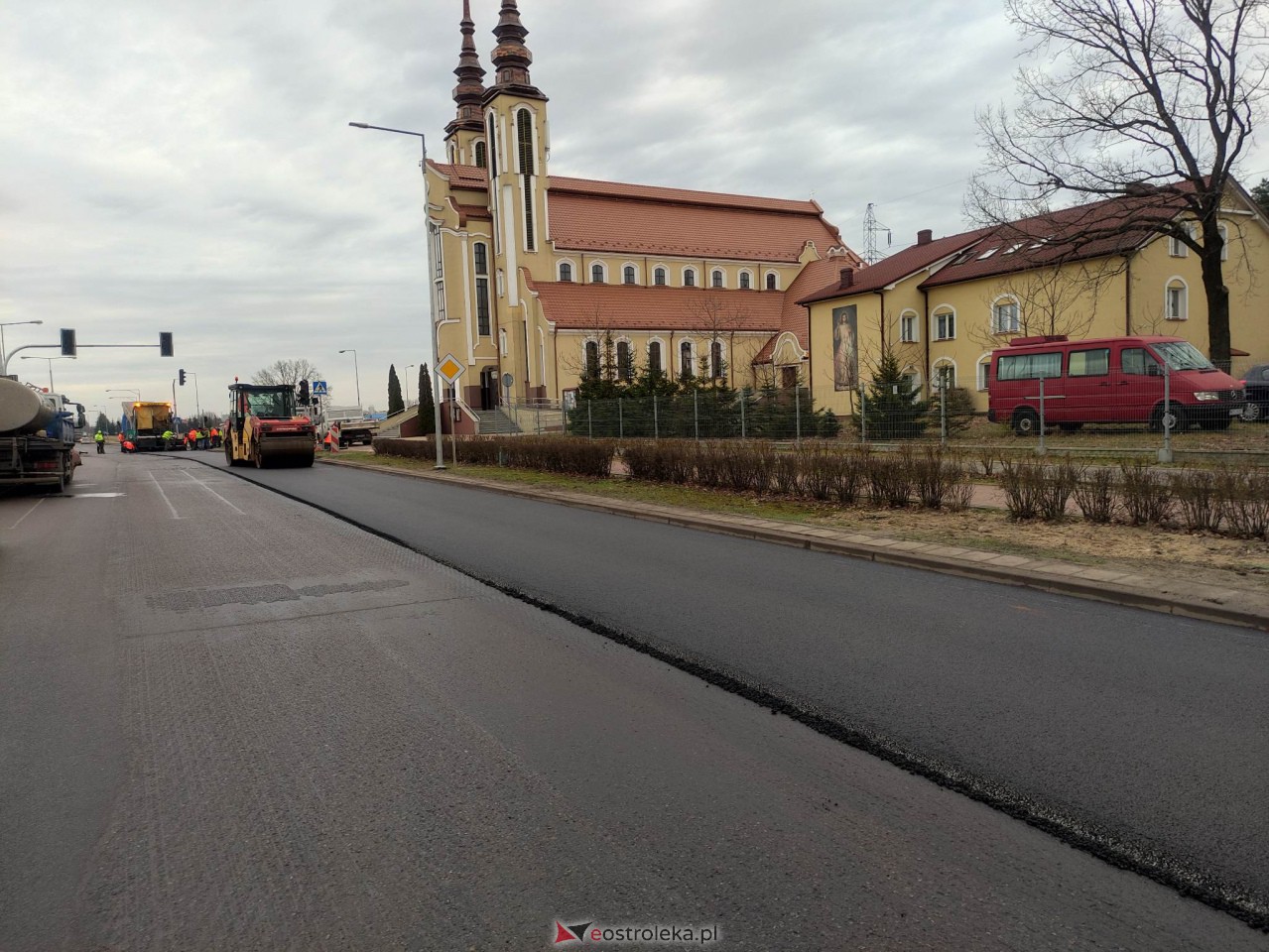 Utrudnienia na Bohaterów Warszawy. Drogowcy kładą asfalt na remontowanych odcinkach jezdni [02.01.2023] - zdjęcie #10 - eOstroleka.pl