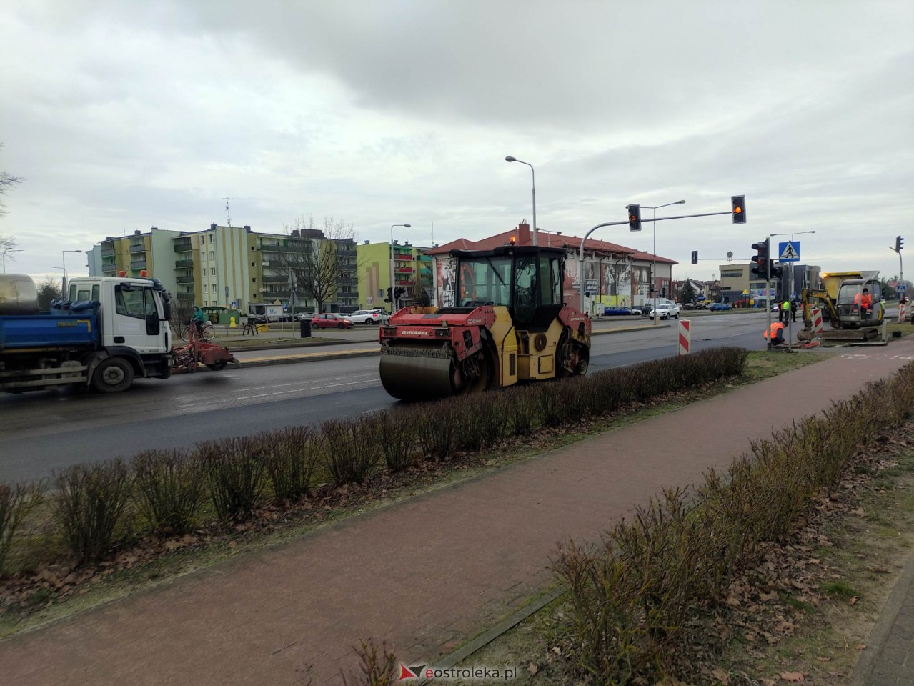 Utrudnienia na Bohaterów Warszawy. Drogowcy kładą asfalt na remontowanych odcinkach jezdni [02.01.2023] - zdjęcie #16 - eOstroleka.pl
