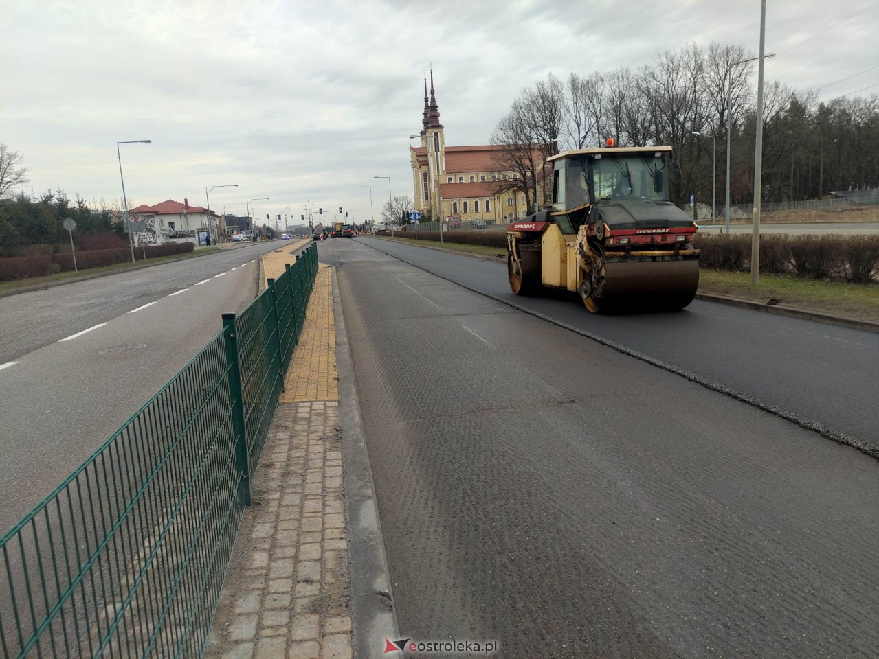Utrudnienia na Bohaterów Warszawy. Drogowcy kładą asfalt na remontowanych odcinkach jezdni [02.01.2023] - zdjęcie #20 - eOstroleka.pl