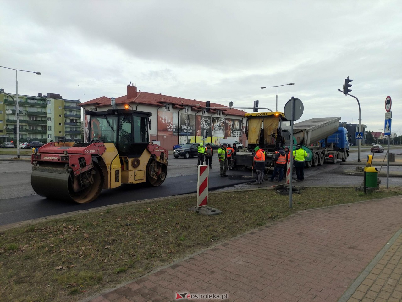 Utrudnienia na Bohaterów Warszawy. Drogowcy kładą asfalt na remontowanych odcinkach jezdni [02.01.2023] - zdjęcie #26 - eOstroleka.pl