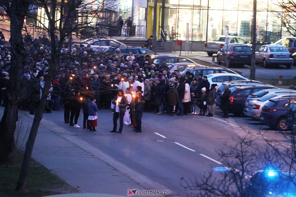 Droga krzyżowa ulicami miasta - par. Zbawiciela Świata [05.04.2023] - zdjęcie #1 - eOstroleka.pl
