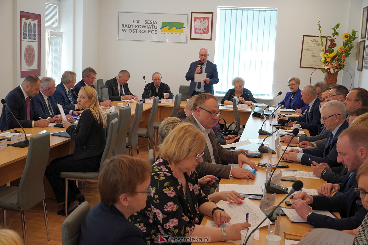 LX sesja Rady Powiatu w Ostrołęce [12.04.2023] - zdjęcie #2 - eOstroleka.pl