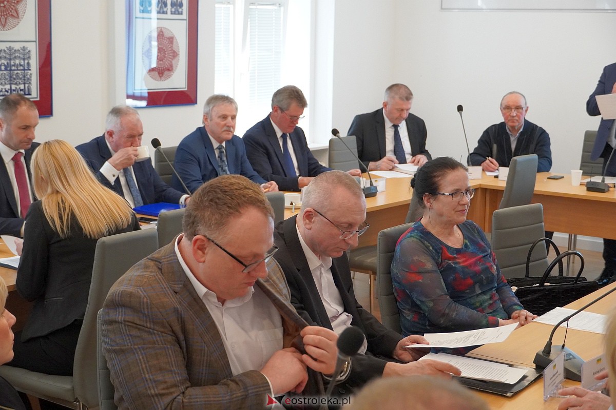 LX sesja Rady Powiatu w Ostrołęce [12.04.2023] - zdjęcie #3 - eOstroleka.pl