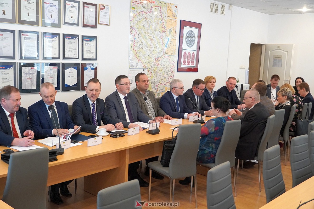 LX sesja Rady Powiatu w Ostrołęce [12.04.2023] - zdjęcie #15 - eOstroleka.pl
